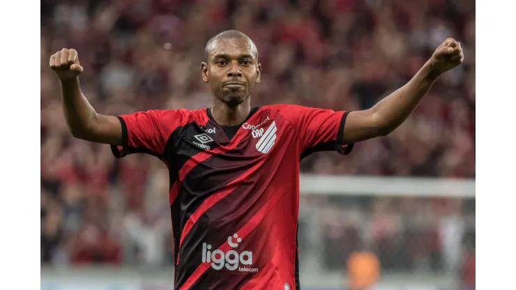 Foto: (Robson Mafra/AGIF) - Presente na final da Libertadores de 2005, Fernandinho espera levantar o título com o Athletico diante do Flamengo
