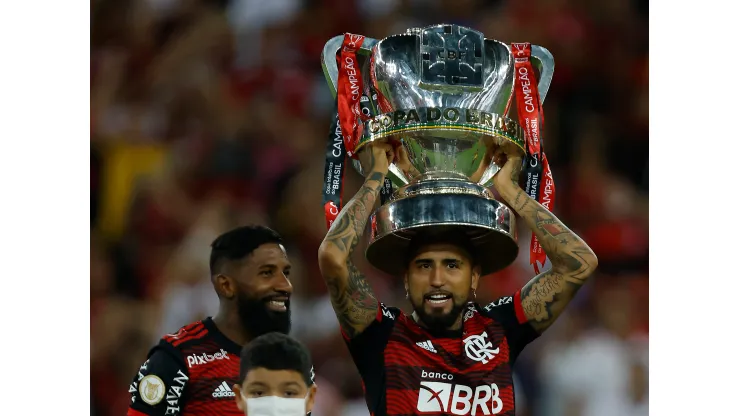 Foto: (Wagner Meier/Getty Images) - Vidal não poupou elogios a Rodinei, pedindo o lateral do Flamengo na Copa do Mundo no Catar
