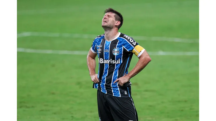 RS - Porto Alegre - 28/02/2021 - COPA DO BRASIL FINAL 2020, GREMIO X PALMEIRAS - Walter Kannemann jogador do Gremio lamenta derrota ao final da partida contra o Palmeiras no estadio Arena do Gremio pelo campeonato Copa do Brasil 2020. Foto: Fernando Alves/AGIF
