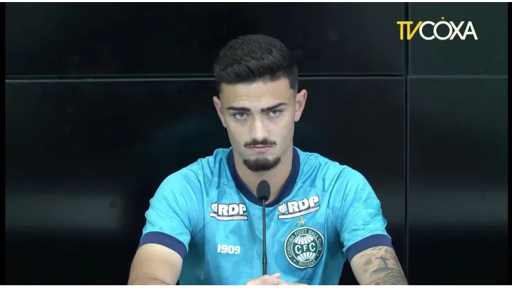 Foto: (Tv Coxa/Reprodução) - Matheus Cadorini concedeu entrevista coletiva no Coritiba nesta segunda (31)
