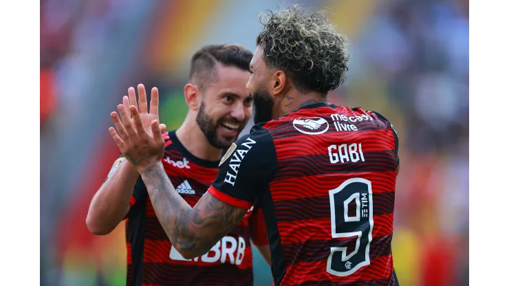 Foto: (Hector Vivas/Getty Images) - Gabigol e Éverton Ribeiro são um dos representantes do Flamengo na seleção da Libertadores
