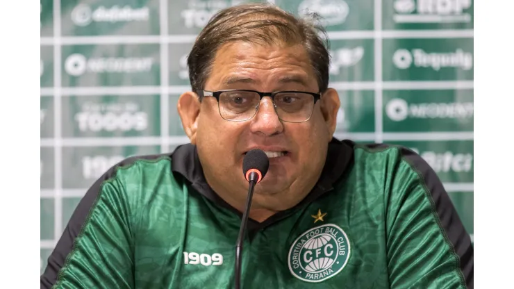 Foto: (Robson Mafra/AGIF) - Guto Ferreira tem a missão de garantir a permanência do Coritiba na elite do futebol brasileiro
