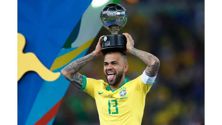 Photo by Lucas Uebel/Getty Images - Daniel Alves estará presente na Copa do Mundo
