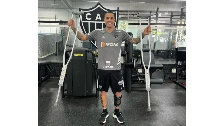 Foto: (Reprodução/Twitter Atlético) - Guilherme Arana está se recuperando de uma cirurgia no Atlético
