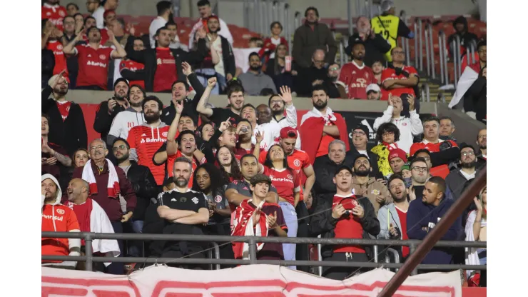 Foto: (Twitter Oficial Internacional/Divulgação) - Torcedores do Internacional comemoraram mais uma vitória sobre o São Paulo no Morumbi nesta terça (8)
