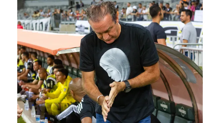 Foto: (Fernando Moreno/AGIF) - Cuca pode perder uma de suas opções defensivas no Atlético para um rival carioca
