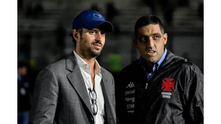 Foto: (Thiago Ribeiro/AGIF) - Josh Wander (à esquerda), executivo da 777 Partners, que comanda a SAF do Vasco, está de olho num defensor do Atlético
