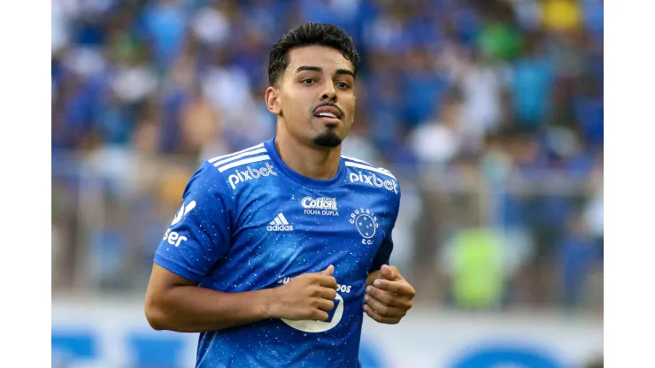 MG - Belo HoriFoto: (Fernando Moreno/AGIF) - Matheus Bidu ainda pode atuar pelo Cruzeiro em 2023zonte - 08/05/2022 - BRASILEIRO B 2022 CRUZEIRO X GREMIO - Matheus Bidu jogador do Cruzeiro durante partida contra o Gremio no estadio Independencia pelo campeonato Brasileiro B 2022. Foto: Fernando Moreno/AGIF
