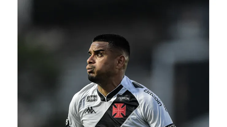 Foto: (Thiago Ribeiro/AGIF) - Léo Matos está em fim de contrato no Vasco 
