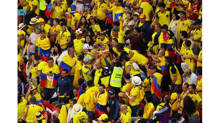 Foto: (Elsa/Getty Images)  - Um torcedor do Equador se envolveu em polêmica com um catari nas arquibancadas do Al Bayt, estádio que recebeu a primeira partida da Copa do Mundo 2022
