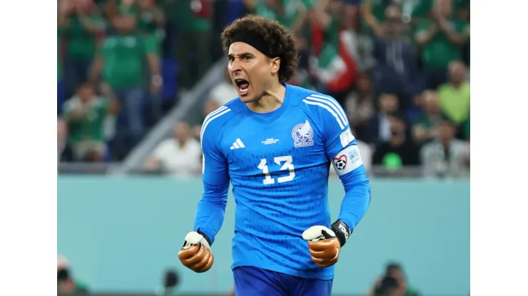 Foto: (Alex Grimm/Getty Images) - Aos 37 anos, Guillermo Ochoa disputa sua quinta Copa do Mundo com o México, mas quase veio parar no Santos em 2015
