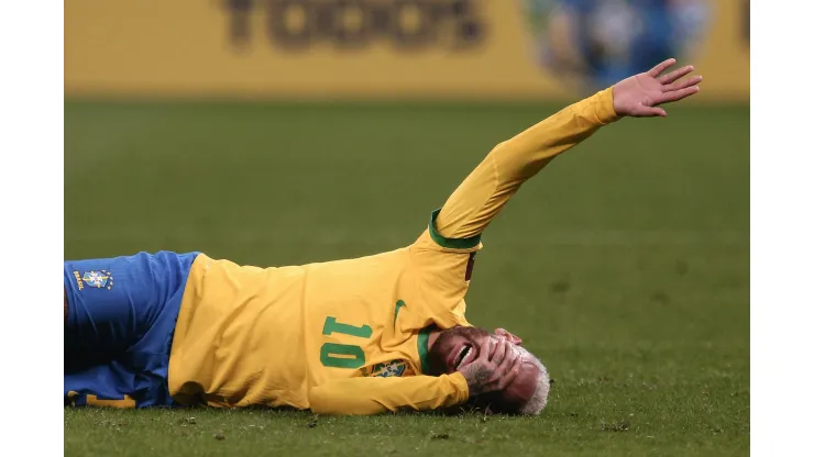 Foto: (Ettore Chiereguini/AGIF) - Um jovem torcedor da Sérvia tirou sarro de Neymar antes da estreia da Seleção Brasileira na Copa do Mundo
