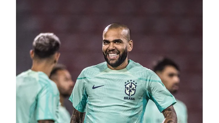 Foto: (Pedro Martins/AGIF) - A declaração de Daniel Alves sobre Mbappé dividiu a opinião dos torcedores da Seleção Brasileira
