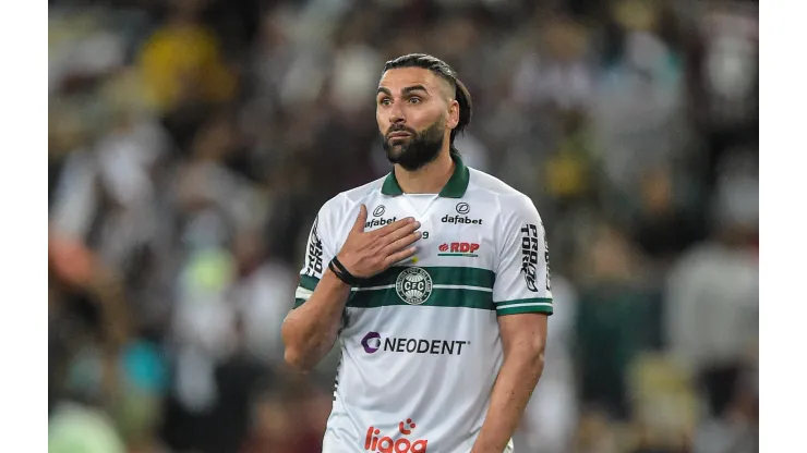 Foto: (Thiago Ribeiro/AGIF) - Léo Gamalho, ex-Coritiba, teve seu nome especulado no Ceará
