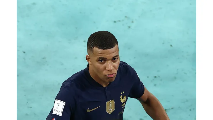 Foto: (Tim Nwachukwu/Getty Images) - Artilheiro da Copa do Mundo, Kylian Mbappé chamou a atenção dos internautas no treino da França desta terça (29)
