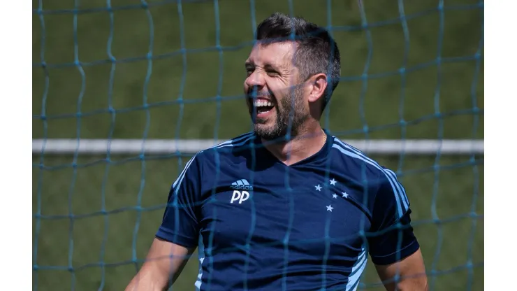 Foto: (Gustavo Aleixo/Cruzeiro) - Paulo Pezzolano deve receber um novo lateral-esquerdo no Cruzeiro em breve
