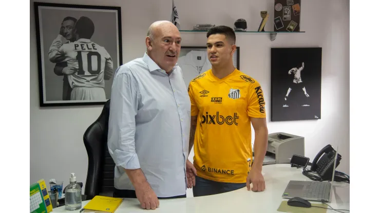 Foto: (Ivan Storti/Santos FC) - Os empresários de Rodrigo Fernández estão a caminho do Brasil para tentar resolver a situação do volante com Andres Rueda, presidente do Santos
