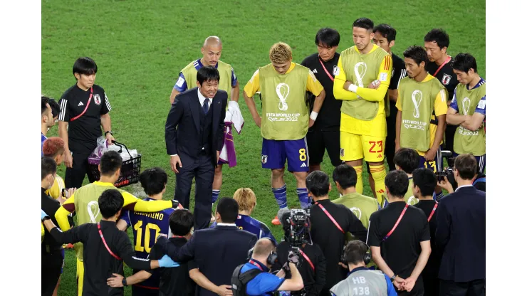 Foto: (Elsa/Getty Images)  - Hajime Moriyasu orienta os jogadores do Japão antes da decisão por pênaltis contra a Croácia nas oitavas de final da Copa do Mundo
