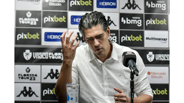 Foto: (Thiago Ribeiro/AGIF) - Paulo Bracks durante coletiva do Vasco nesta terça (6)
