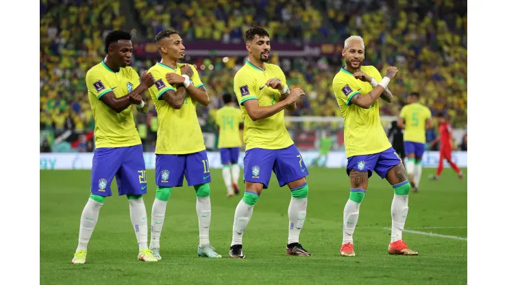 Francois Nel/Getty Images- Vini, Neymar, Paquetá e Raphinha comemorando gol diante da Coreia do Sul
