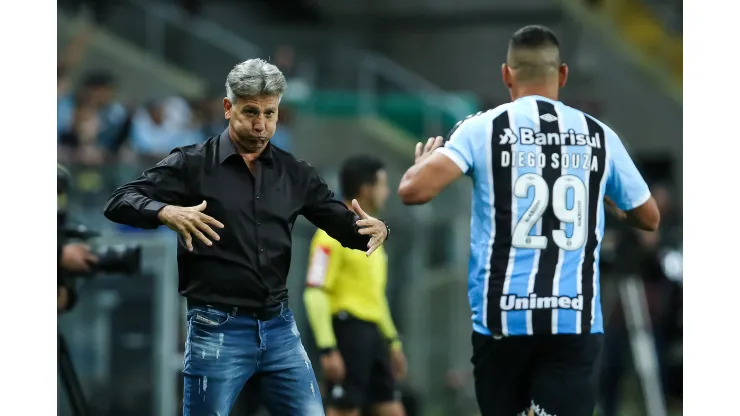 Foto: (Pedro H. Tesch/AGIF) - Renato brincou com a forma física de Diego Souza no Grêmio
