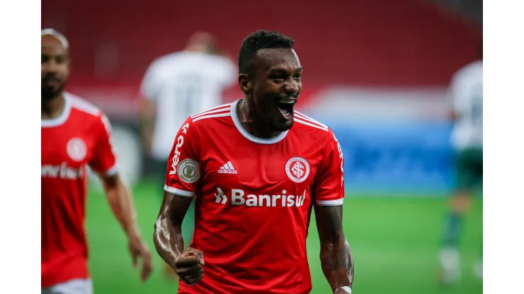 Foto: Fernando Alves/AGIF - Internacional pode negociar Edenílson com o Atlético-MG
