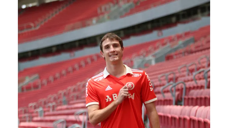 Foto: (Ricardo Duarte/Internacional) - Mário Fernandes, ex-Grêmio, foi apresentado pelo Internacional nesta quinta (15)
