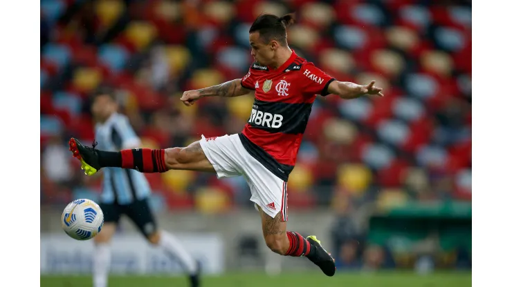 RIO DE JANEIRO, BRAZIL - SEPTEMBER 15: Michael of Flamengo controls the ball during a second leg quarter final match of Copa Do Brasil between Flamengo and Gremio at Maracana Stadium on September 15, 2021 in Rio de Janeiro, Brazil. For the first time after the beginning of COVID-19 restrictions, fans are being allowed back in the stadium for local games. In orther to access fans need to present a negative PCR test result and their COVID-19 vaccination card. (Photo by Wagner Meier/Getty Images)
