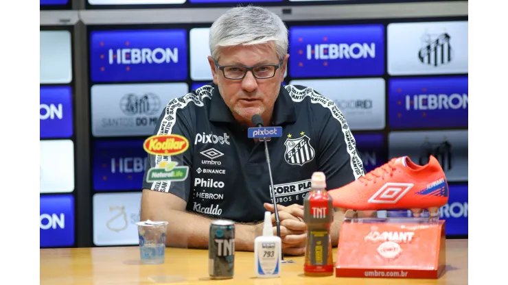 Foto: (Fernanda Luz/AGIF) - Odair Hellmann foi apresentado pelo Santos nesta sexta (16)
