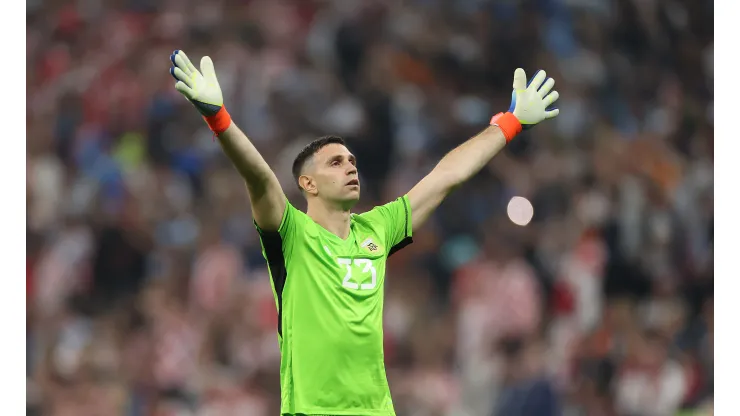 Foto: (Lars Baron/Getty Images) - Emiliano Martínez é uma das esperanças da Argentina para a final da Copa do Mundo, tanto dentro, quanto fora de campo
