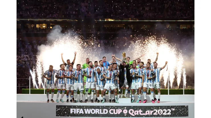 Julian Finney/ Getty Images- Seleção da Argentina celebrando o tricampeonato Mundial
