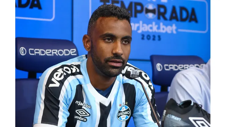 Foto: (Lucas Uebel/Grêmio FBPA) - Everton Galdino durante coletiva do Grêmio nesta segunda (19)
