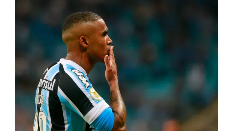 PORTO ALEGRE, BRAZIL - DECEMBER 09: Douglas Costa of Gremio celebrates after scoring the fourth goal of his team during the match between Gremio and Atletico Mineiro as part of Brasileirao Series A at Arena do Gremio on December 09, 2021 in Porto Alegre, Brazil. (Photo by Silvio Avila/Getty Images)
