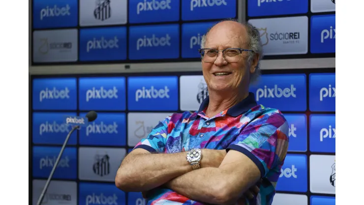 Foto: (Fernanda Luz/AGIF) - Paulo Roberto Falcão revelou a estratégia do Santos no mercado
