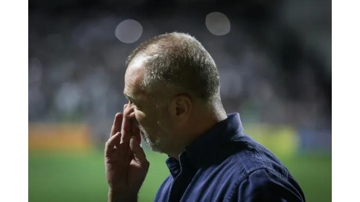 Foto: (Thomás Santos/AGIF) - Mano Menezes, ex-técnico do Cruzeiro, em partida contra o Atlético, válida pelas quartas de final da Copa do Brasil 2019
