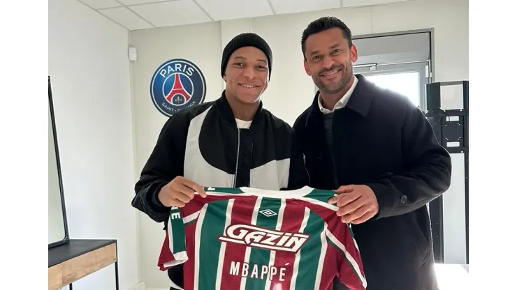 Foto: (Twitter Oficial Fluminense/Divulgação) - Mbappé ganhou uma camisa do Fluminense das mãos de Fred nesta terça (27)
