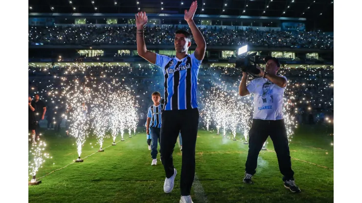 Foto: (Lucas Uebel/Grêmio FBPA) - Luis Suárez foi apresentado à torcida do Grêmio nesta noite (4), na Arena
