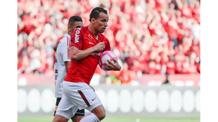 Porto Alegre - 14/10/2018 - Brasileiro A 2018, Internacional x Sao Paulo - Leandro Damiao do Internacional comemora seu gol durante partida contra o Sao Paulo no estadio Beira-Rio pelo campeonato Brasileiro A 2018. Foto: Jeferson Guareze/AGIF
