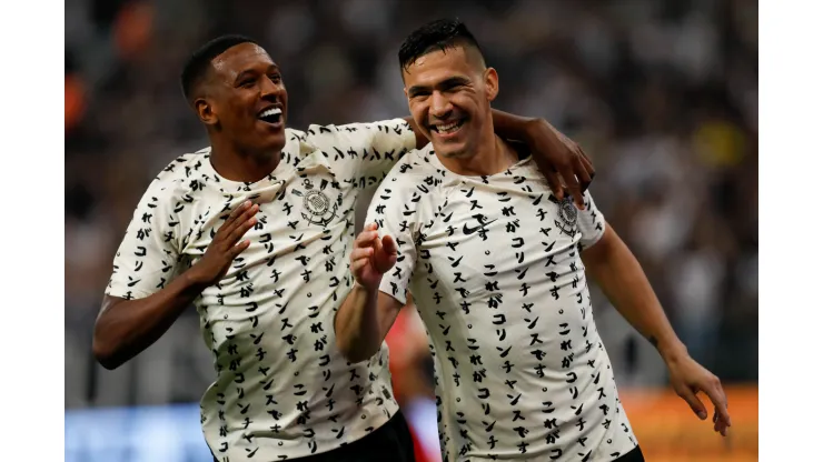 Foto: (Ricardo Moreira/Getty Images) - Robert Renan, à esquerda, foi cedido pelo Corinthians ao Zenit, da Rússia
