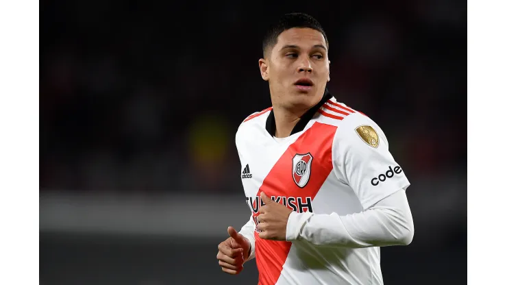 BUENOS AIRES, ARGENTINA - APRIL 13: Juan Quintero of River Plate looks on during the Copa CONMEBOL Libertadores 2022 match between River Plate and Fortaleza at Estadio Monumental Antonio Vespucio Liberti on April 13, 2022 in Buenos Aires, Argentina. (Photo by Marcelo Endelli/Getty Images)
