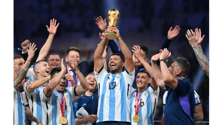 Foto: (Dan Mullan/Getty Images) - Sergio Aguero comemorou o título da Copa do Mundo com a Argentina em grande estilo
