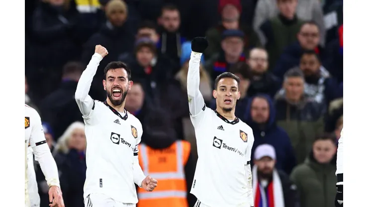 Foto: (Clive Rose/Getty Images) - Antony e Bruno Fernandes se desentenderam nesta quarta (18) em jogo do Manchester United
