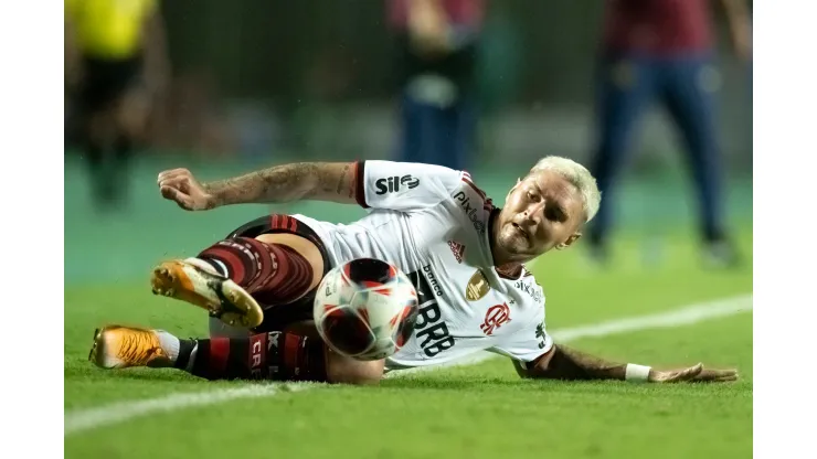 Foto: (Jorge Rodrigues/AGIF) - Varela não tem sido unanimidade no Flamengo
