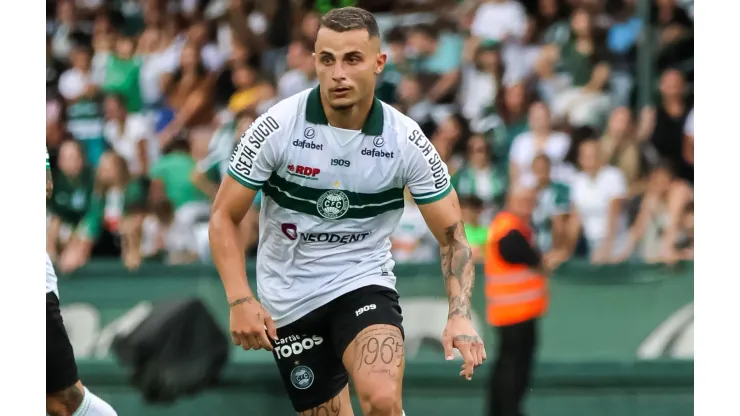 Foto: (Robson Mafra/AGIF) - Bruno Gomes voltou a sentir dores no cotovelo nesta sexta (20) no Coritiba
