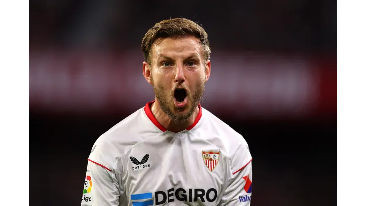 (Photo by Fran Santiago/Getty Images) - Alvo do Vasco joga com Rakitić no Sevilla.
