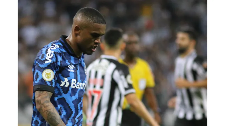 Fernando Moreno/AGIF- Douglas Costa, em sua passagem pelo Grêmio
