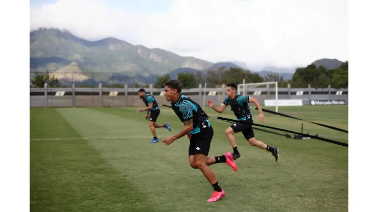 Foto: Daniel RAMALHO/CRVG - Paulo Victor ganha espaço no Vasco para a temporada de 2023
