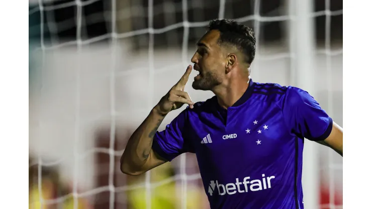 Foto: Gilson Junio/AGIF - Gilberto 'chama a responsa' no vestiário do Cruzeiro
