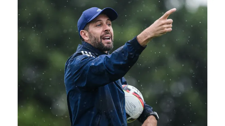 Foto: Gustavo Aleixo/Cruzeiro - Peezzolano observa de perto situação do Cruzeiro
