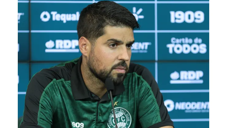 Robson Mafra/AGIF- António Oliveira, técnico do Coritiba 
